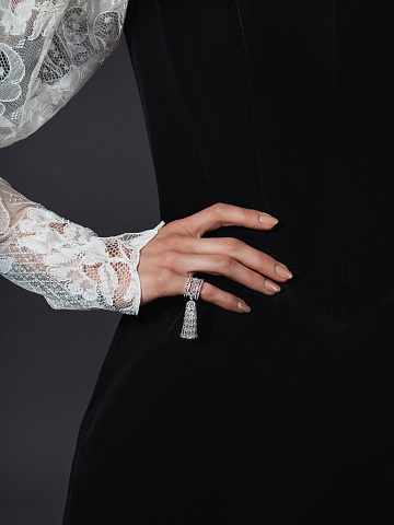 White gold tassel ring with briolette-cut diamonds, 2