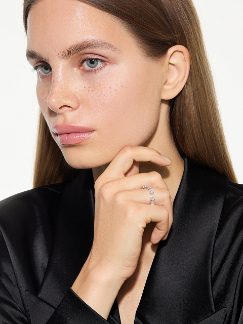 Ring with LG pear-cut diamonds, 3