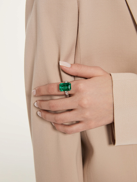 White gold ring with octagon-cut emerald, 7