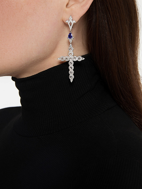 Asymmetrical white gold skull earrings with tanzanites and diamonds, 6