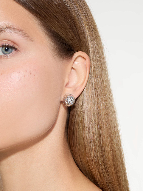 White gold stud earrings with scales, 2