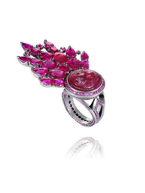 Blackened gold ring with a cameo on ruby, 1