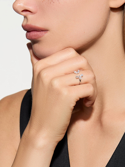 White gold ring with marquise-cut diamonds, 3