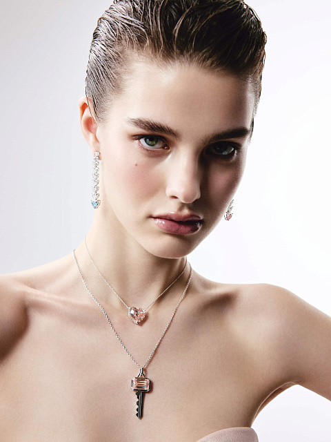 White gold key-shaped pendant necklace with a pink LG diamond, 3