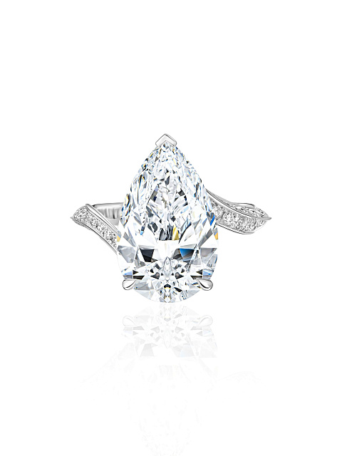 Ring with an LG pear-cut diamond, 4