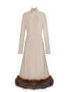 Платье-миди светло-бежевого цвета, воротник-стойка с драпировкой, юбка трапеция, мех лисы по низу