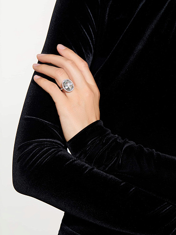 White Gold & Oval Topaz Ring, 2