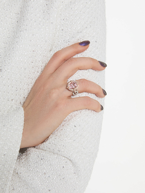 White gold ring with oval morganite and diamonds, 6