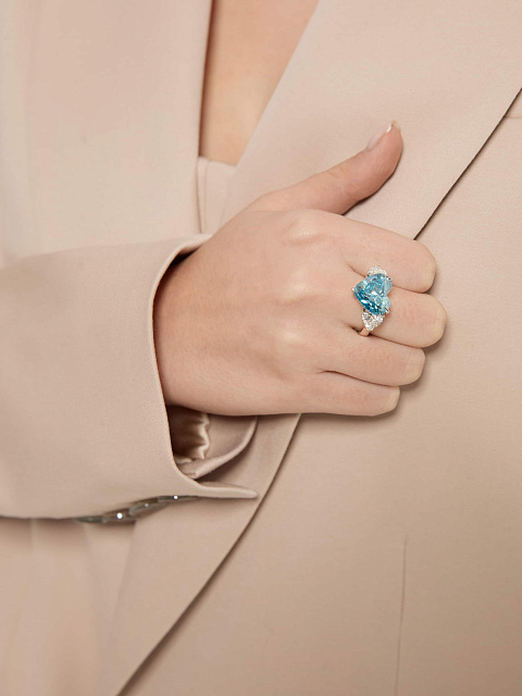 White gold ring with heart-shaped blue diamond, 5