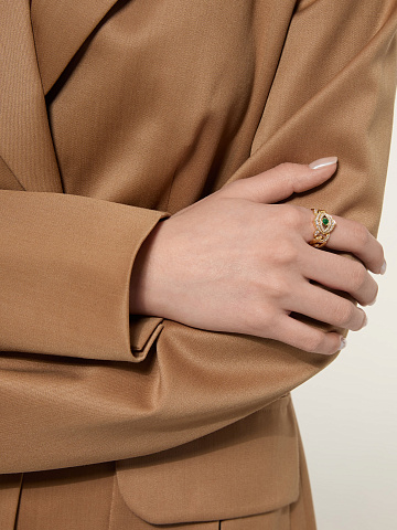 Yellow gold ring with emerald and diamonds, 2