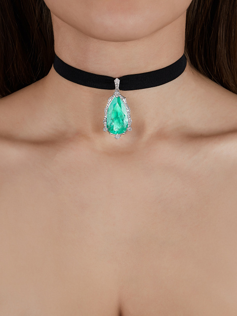 Necklace with a removable pendant in white gold with emerald and diamonds, 7