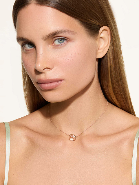 Necklace with a pendant with the letter O in rose gold with rock crystal, 3