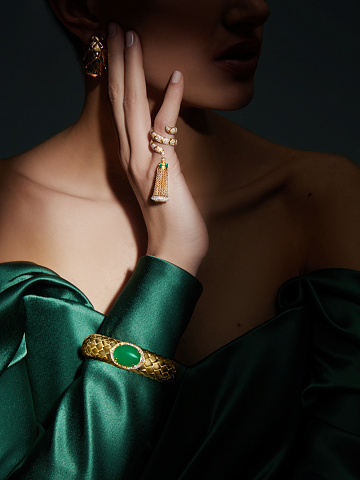 Yellow gold hand ring with diamonds and emerald, 2