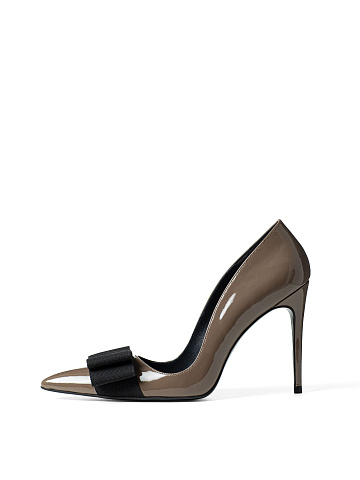 Brown high-heeled pumps, 2