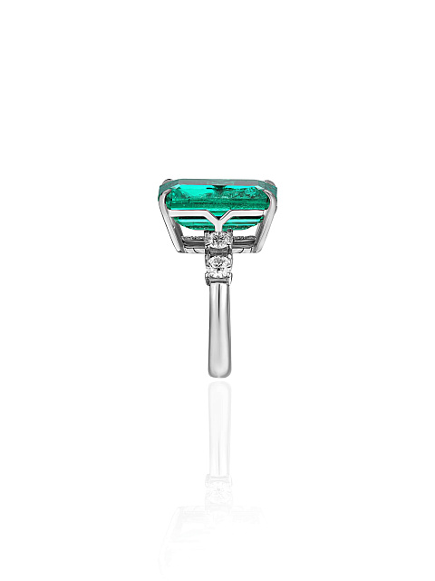 White gold ring with octagon-cut emerald, 8