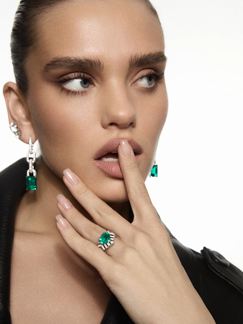 White gold ring with emeralds and diamonds, 6