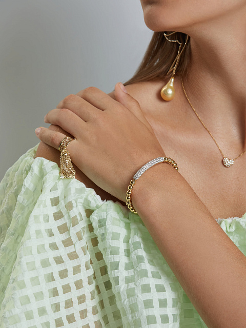 Yellow gold hand ring with diamonds, 5