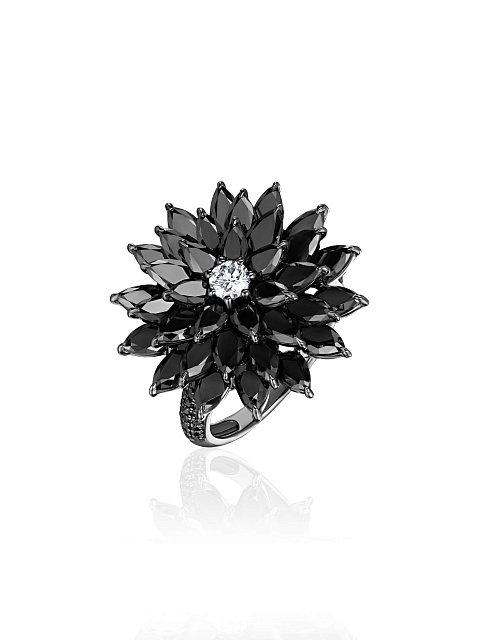 Flower‑shaped oxidized gold ring with black diamonds, 1