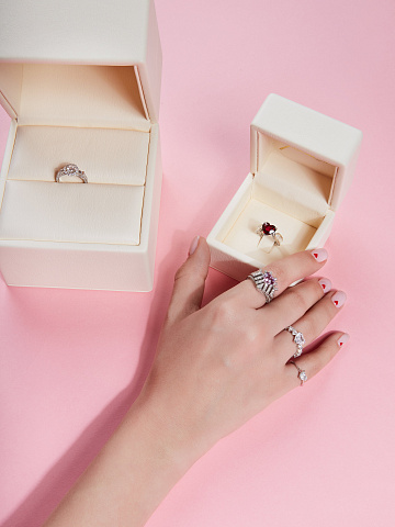 White Gold & Heart-Shaped Diamond Ring, 2