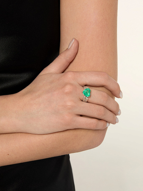 Ring with heart-cut emerald and diamonds, 2