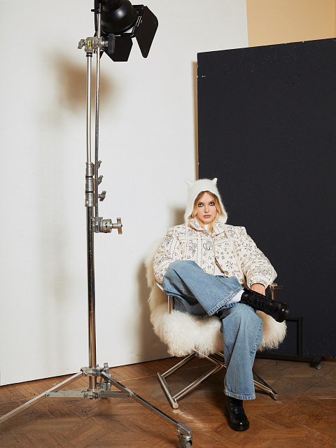 Milk‑colored cropped down jacket with paisley pattern, 9 Milk‑colored cropped down jacket with paisley pattern, 9