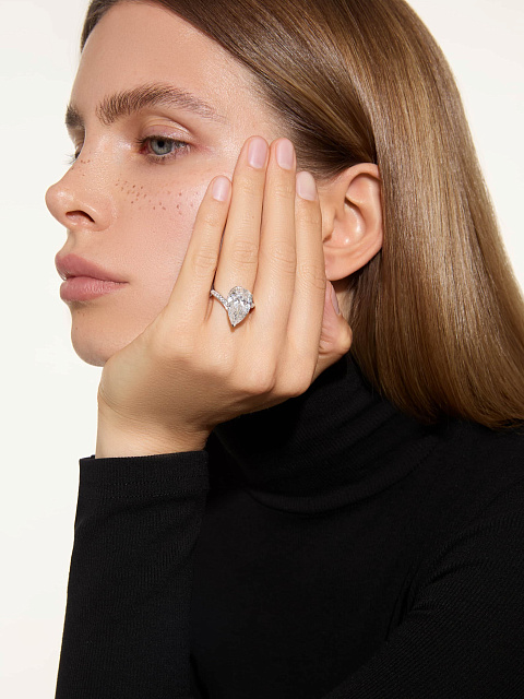 Ring with an LG pear-cut diamond, 2