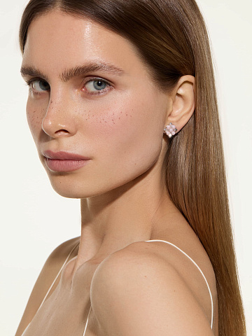 White gold stud earrings with cabochon-cut pink opal, 2