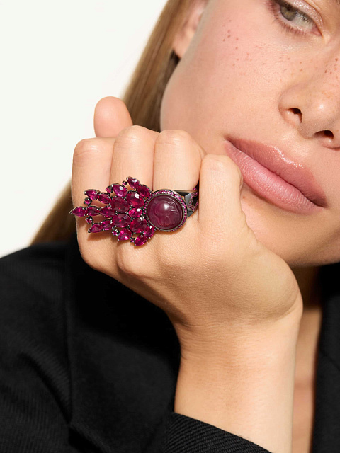 Blackened gold ring with a cameo on ruby, 3