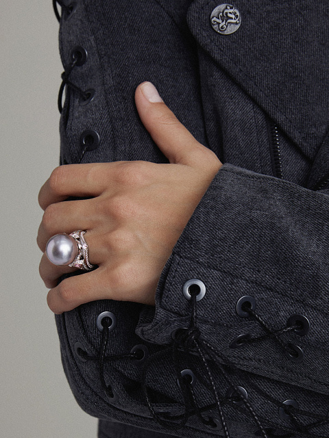 White gold ring with black pearl, diamonds and spinel, 6