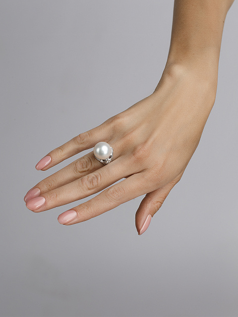 Ring made of white gold, pearls and diamonds, 12