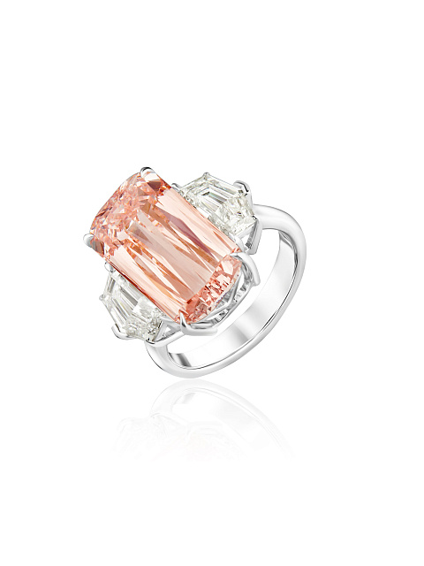 White gold ring with pink cushion-cut diamond, 1