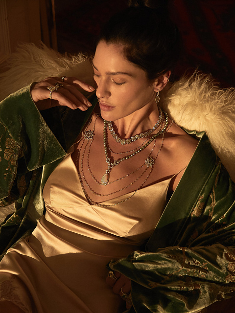 White gold necklace with green Akoya pearls and opal, 5