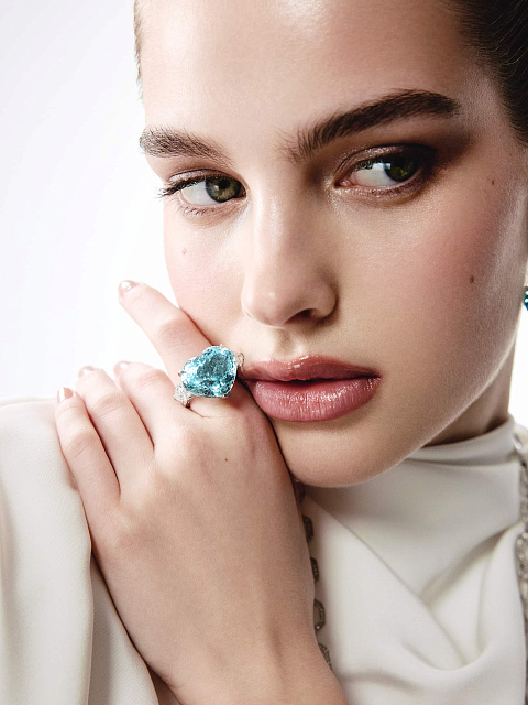 White gold ring with heart-shaped blue diamond, 2