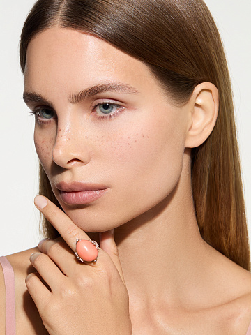 Rose gold ring with an oval coral and diamonds, 2