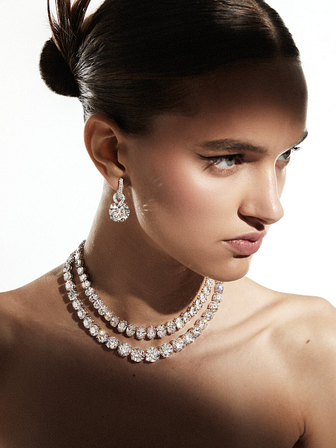 White gold necklace with round-cut diamonds, 8