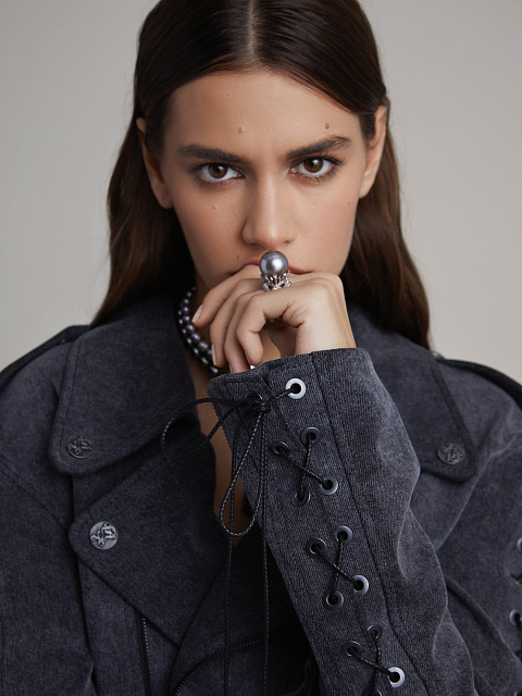 White gold ring with black pearl, diamonds and spinel, 5