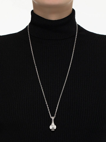 White gold necklace with garlic-shaped pendant, 2