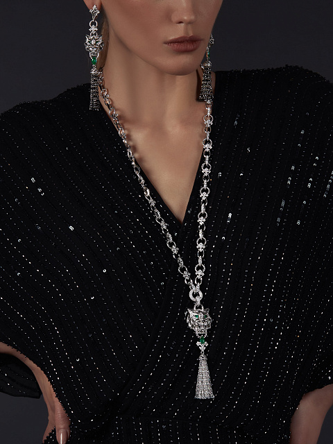 Necklace with a pendant in white gold with emeralds and diamonds, 8