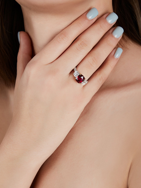 White gold ring with cushion-cut ruby and diamonds, 2