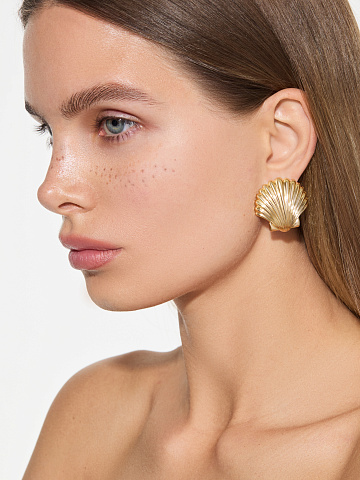 Shell earrings in yellow gold, 2
