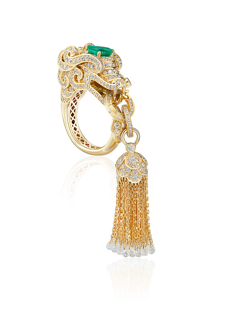 Hand ring in yellow gold with emerald and diamonds, 1
