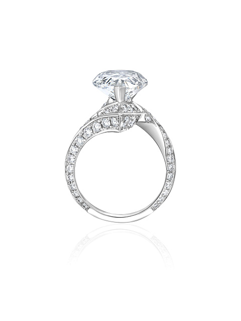 Ring with an LG pear-cut diamond, 5