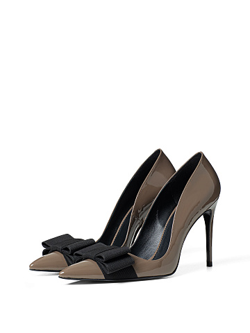 Brown high-heeled pumps, 1