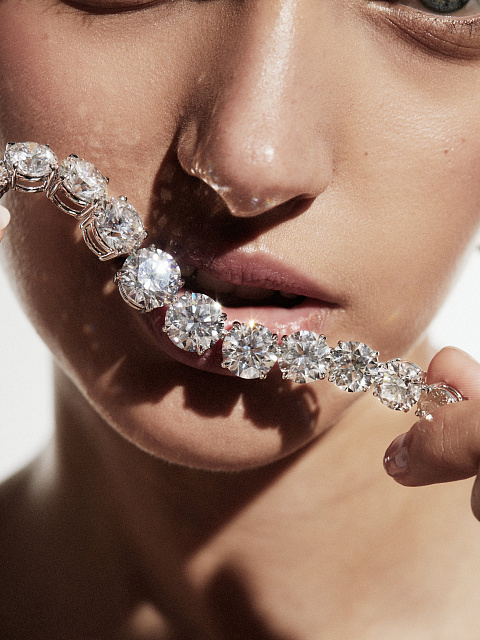 White gold necklace with round-cut diamonds, 10