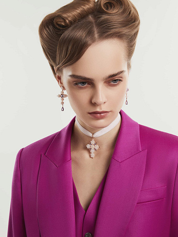 Rose gold pendant with carved coral roses and diamonds, 2