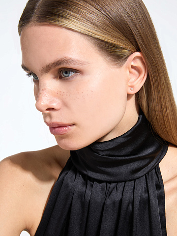 Yellow gold stud earrings with diamonds, 2