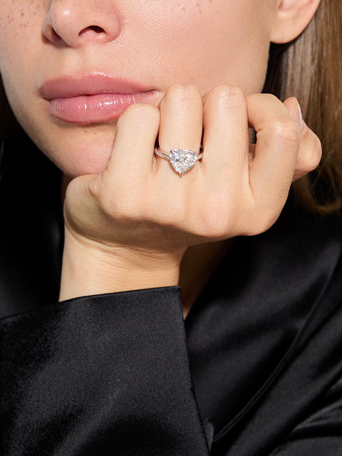 Ring with an LG diamond in a “heart” cut, 3