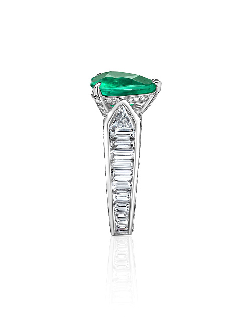 Ring with heart-cut emerald and diamonds, 5