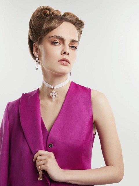 Pendant made of rose gold with mother-of-pearls and amethysts, 3