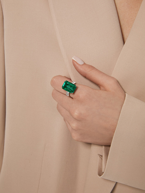 White gold ring with octagon-cut emerald, 5